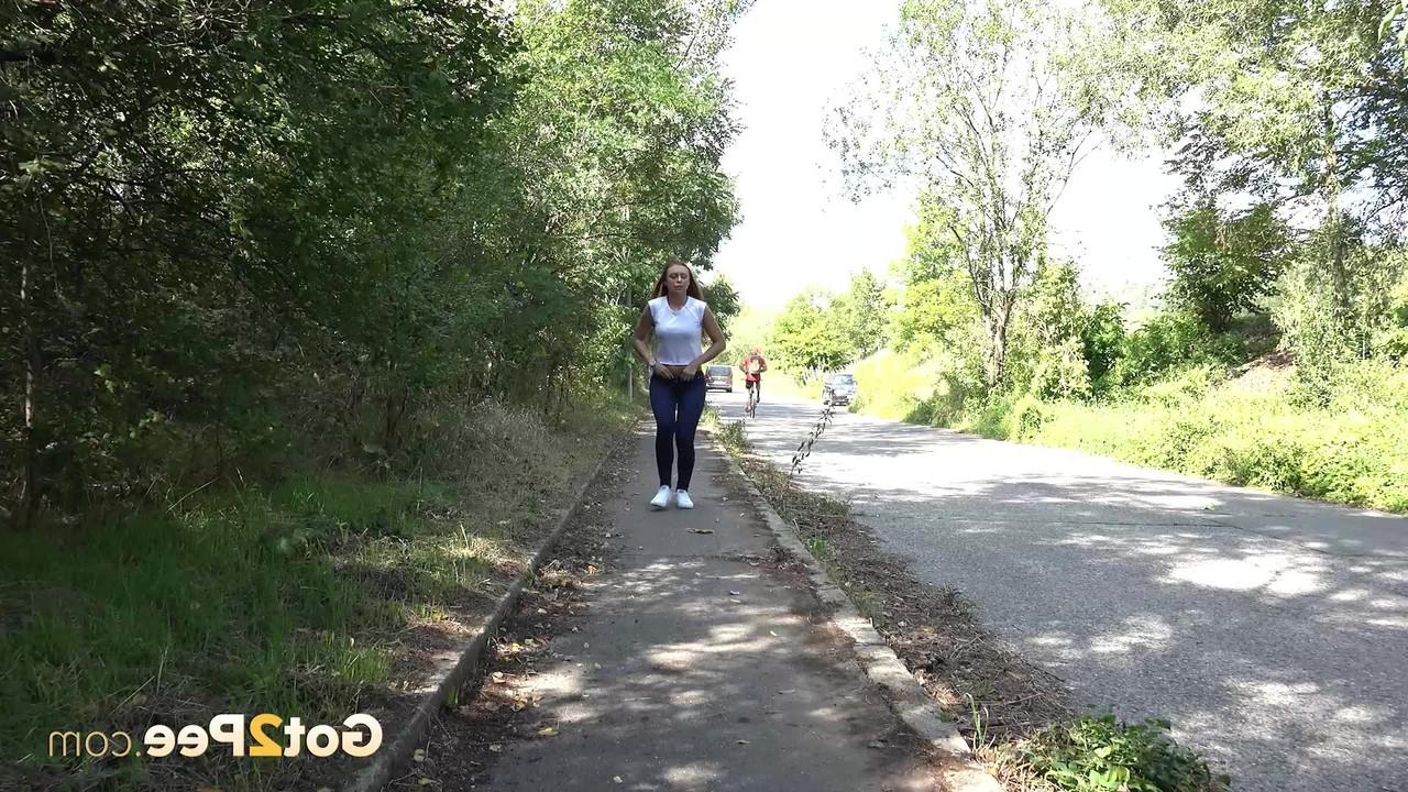 15P 悩みを抱えた女性ルッカが黒いレギンスを下ろして歩道で小便をする