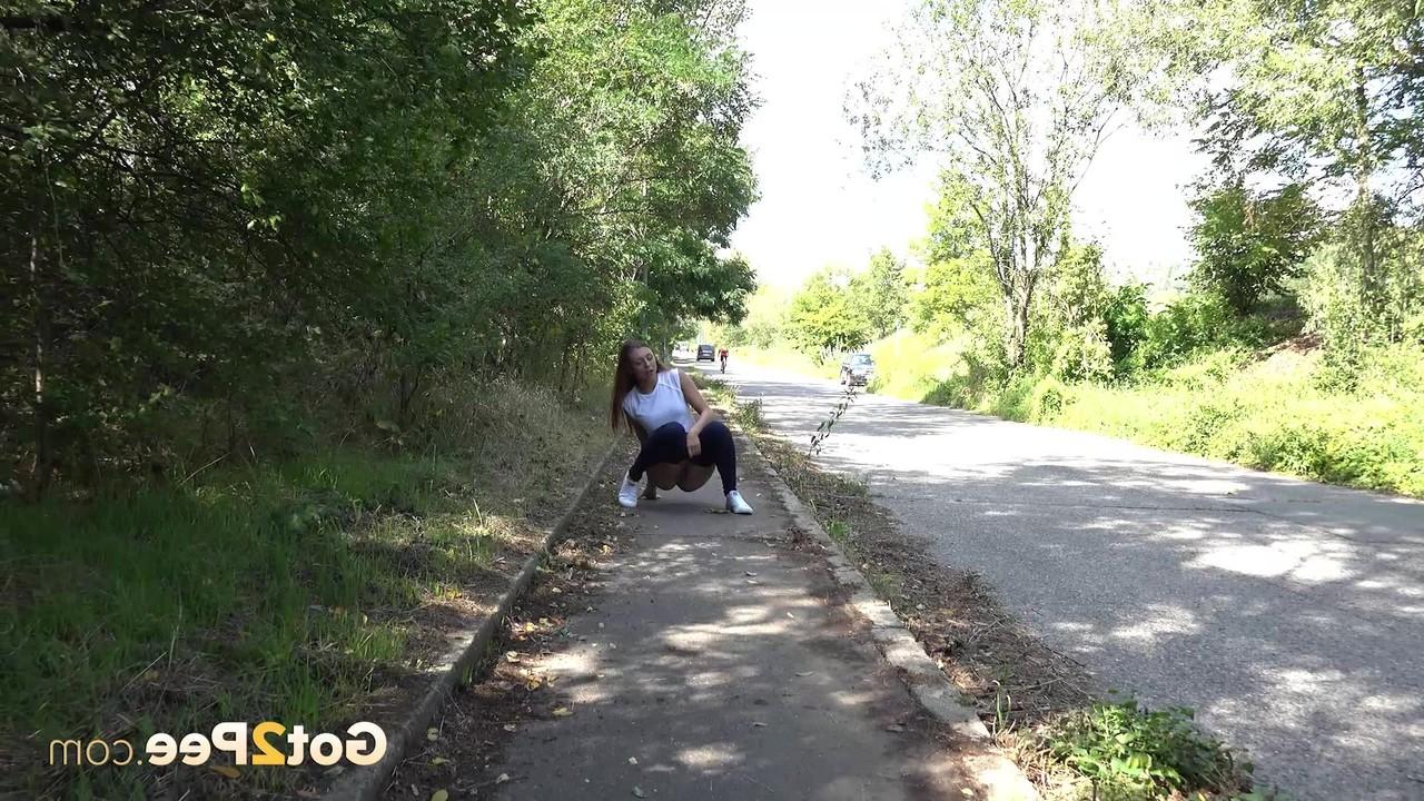 15P 悩みを抱えた女性ルッカが黒いレギンスを下ろして歩道で小便をする