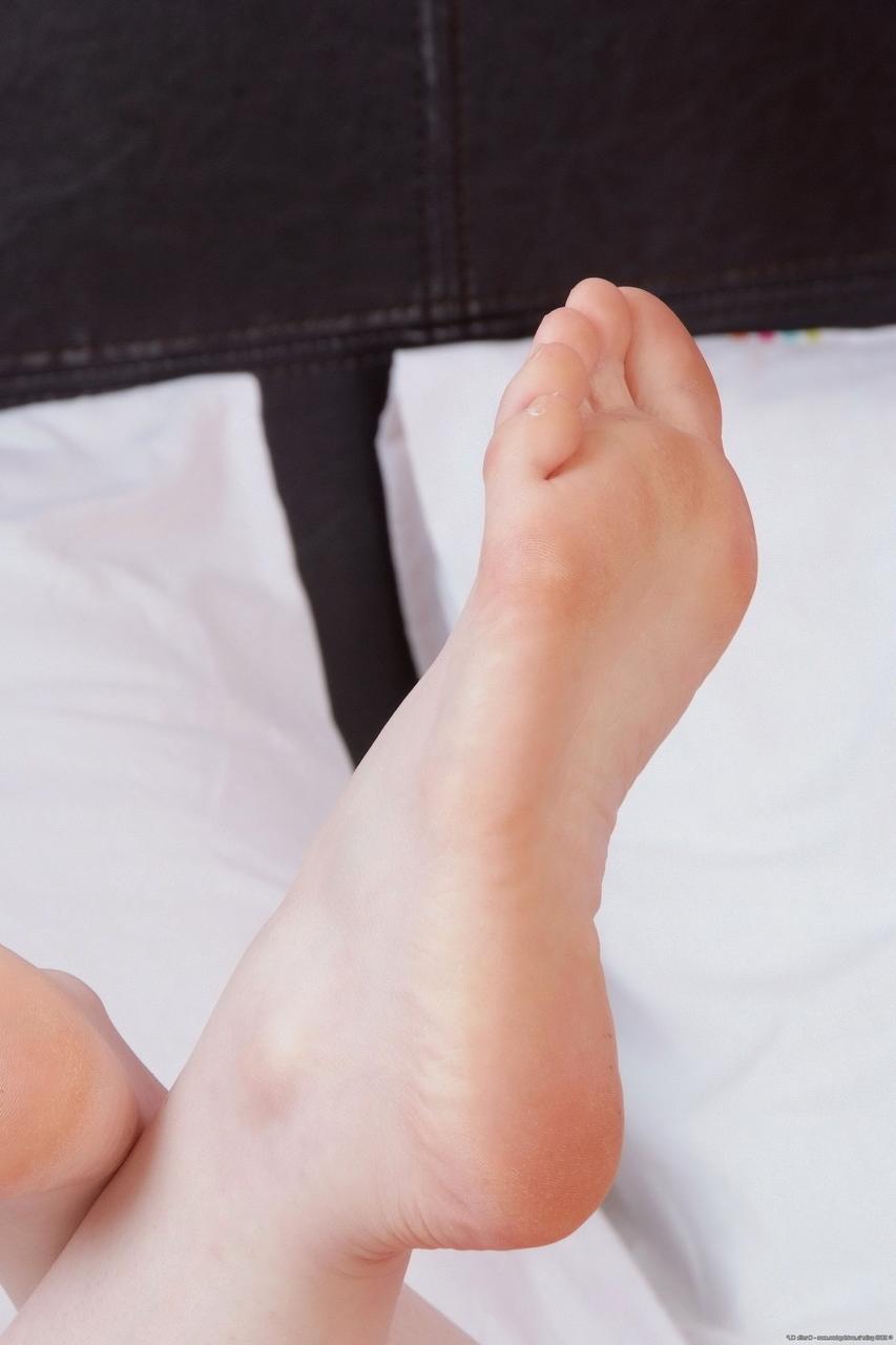 20P Die schwarzhaarige Teenagerin Lizzie lutscht und fickt ein kleines Glasspielzeug auf dem Bett