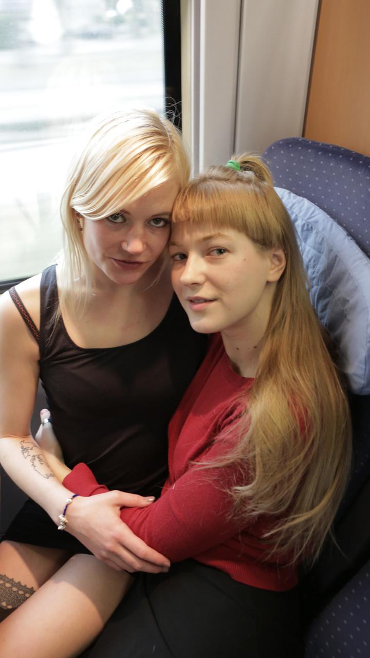 20P Gatas amadoras mostram seus peitos em público e brincam seminuas no trem
