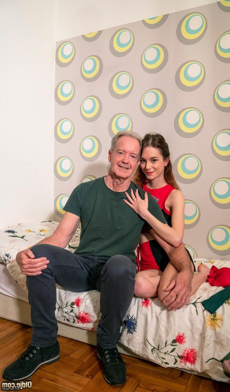 20P Die magere Teenagerin Liz Ocean gibt einem großen alten Mann einen Blowjob und reitet seinen Schwanz