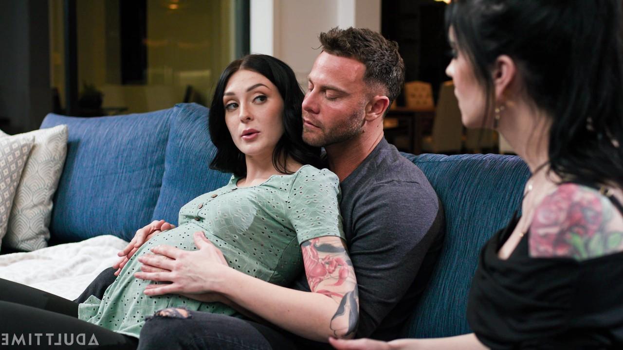 20P Charlotte Sins, enceinte, regarde son homme baiser la salope tatouée Anna de Ville