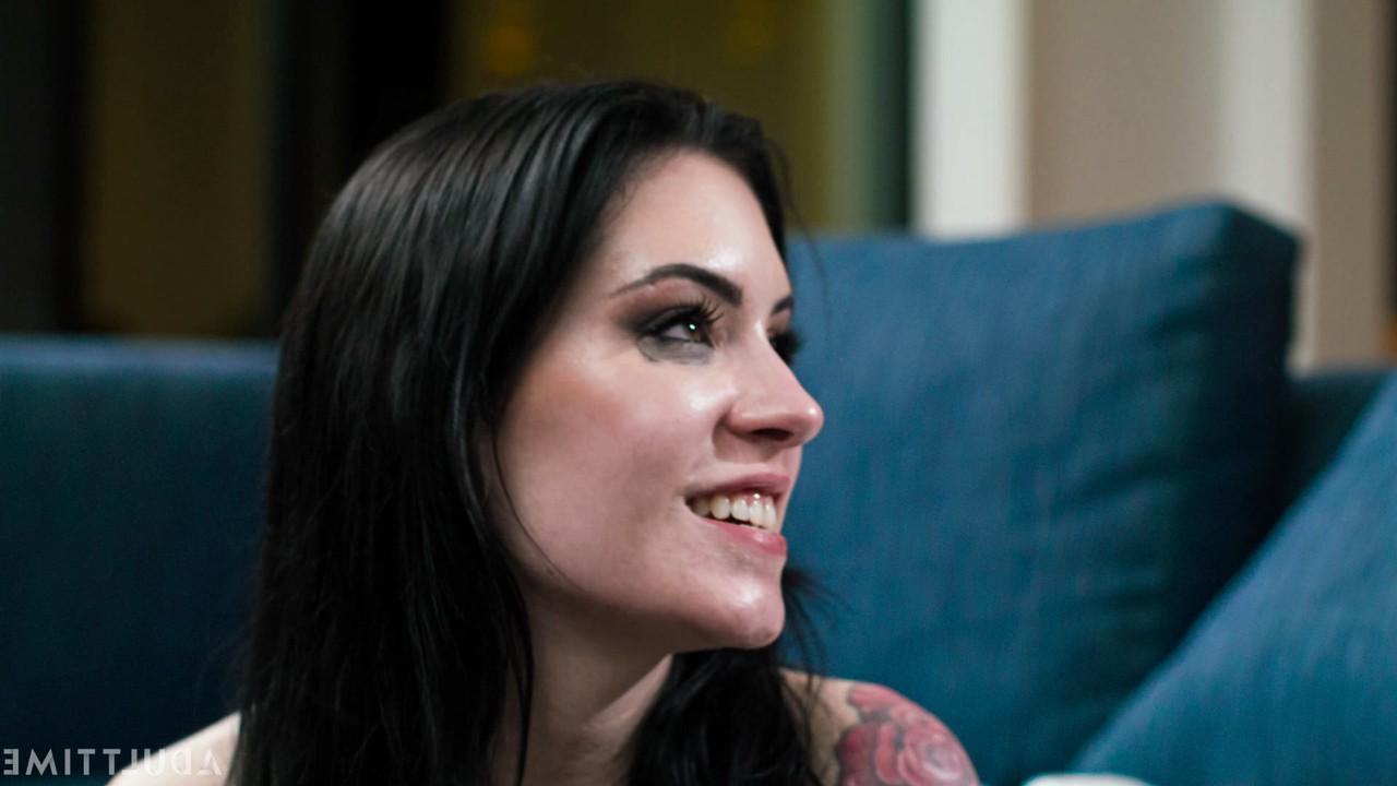 20P Charlotte Sins, enceinte, regarde son homme baiser la salope tatouée Anna de Ville