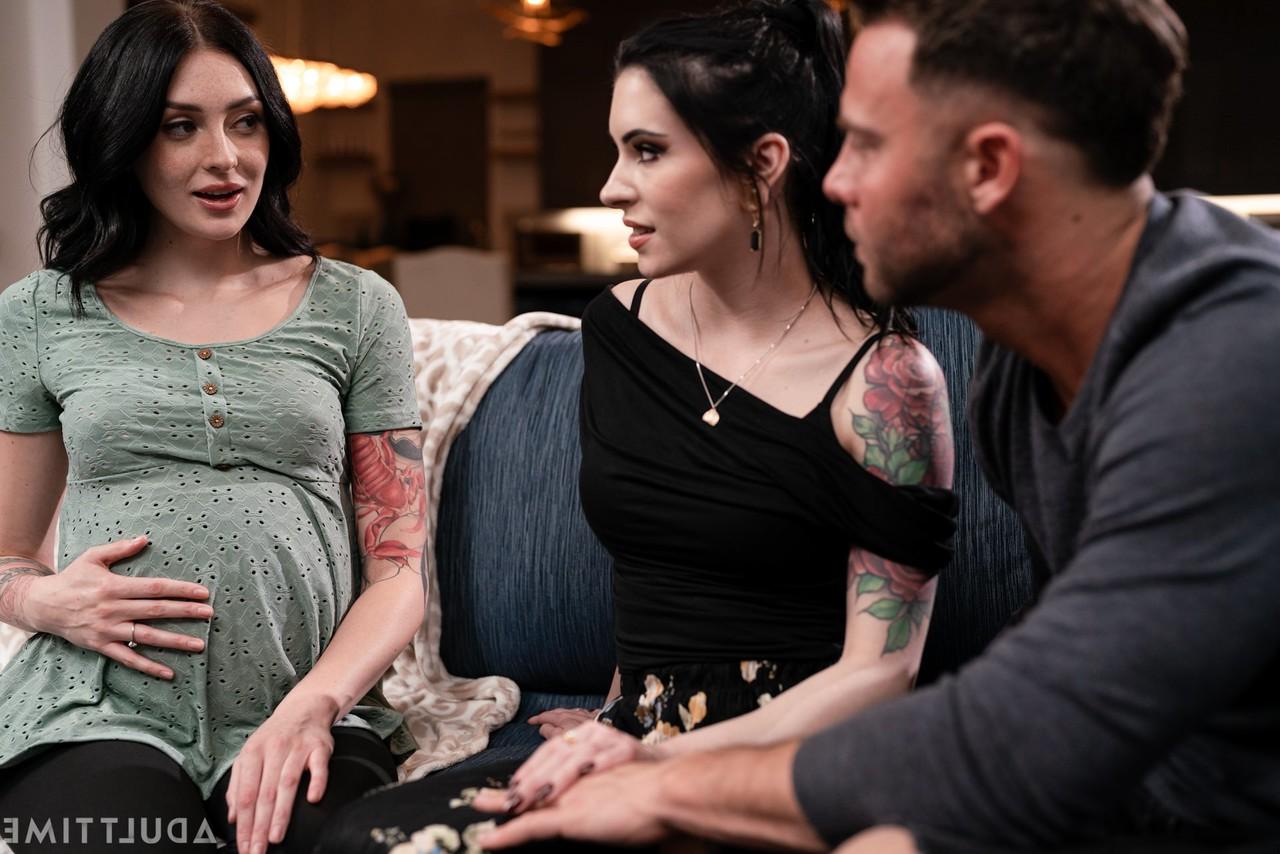 20P Charlotte Sins, enceinte, regarde son homme baiser la salope tatouée Anna de Ville
