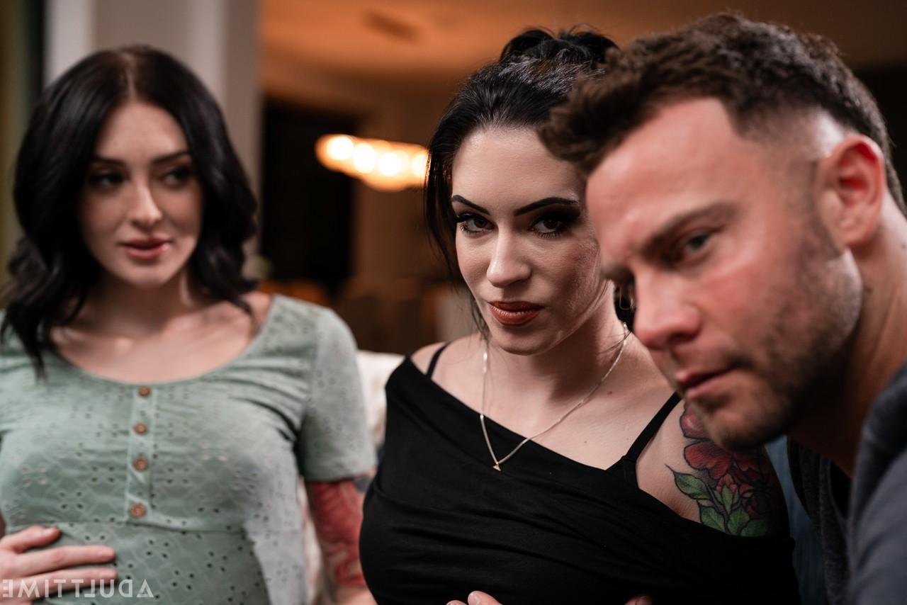 20P Charlotte Sins, enceinte, regarde son homme baiser la salope tatouée Anna de Ville