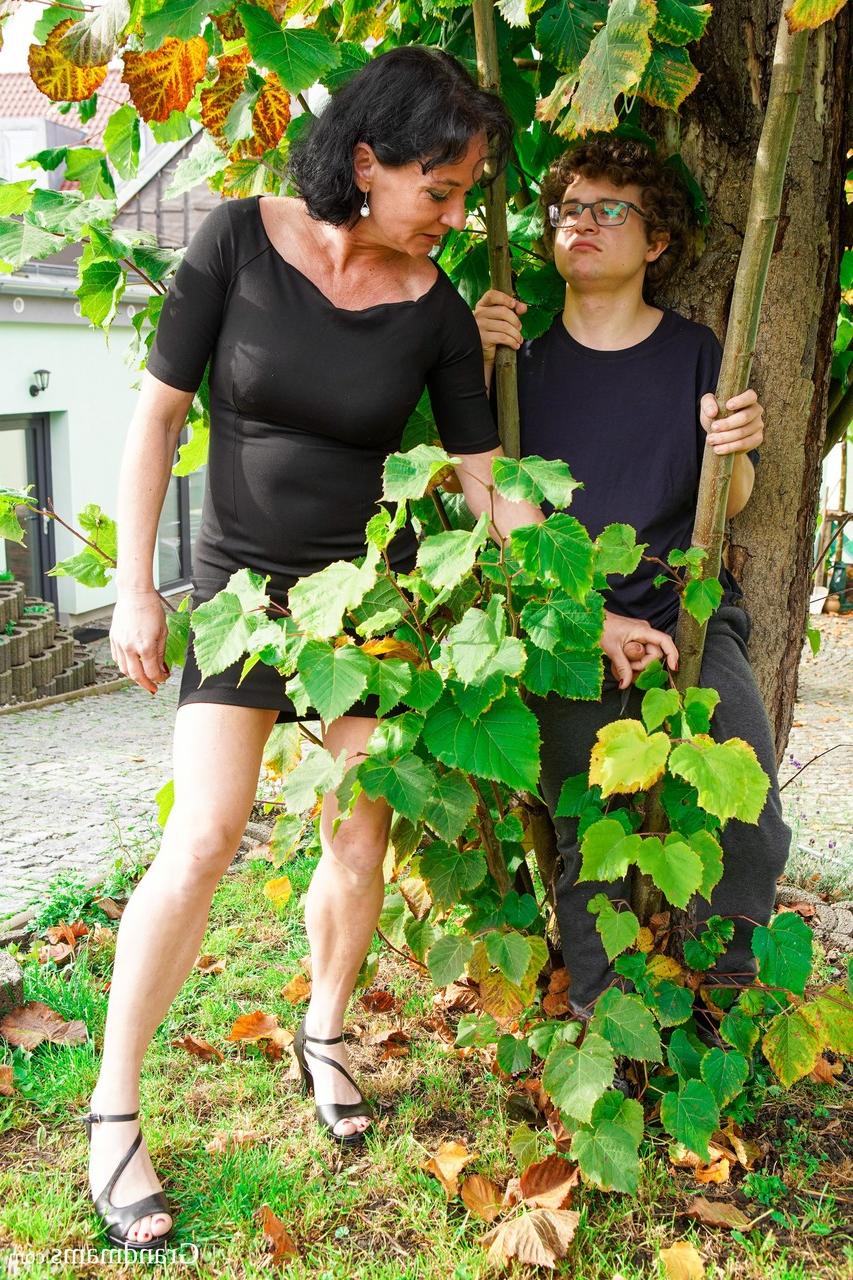 20P La abuela de pelo negro Rita Black le da una gran lección de sexo a un joven nerd
