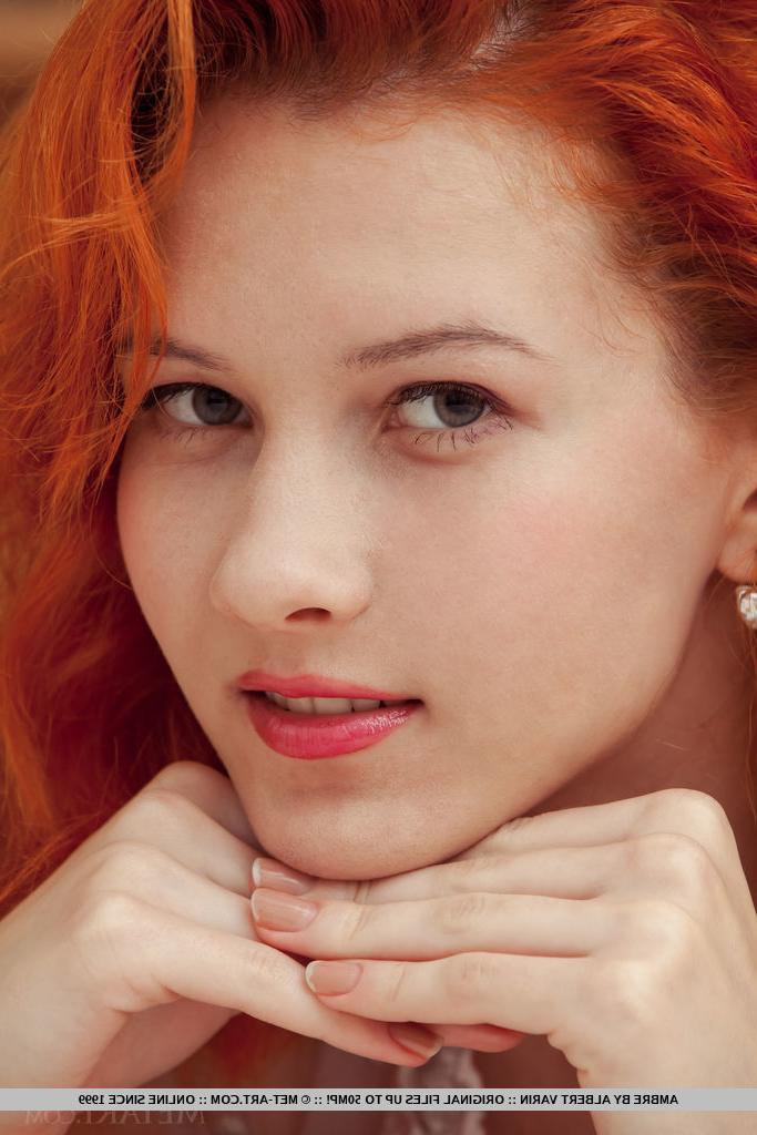 18P Ruiva pálida mostra sua buceta deliciosa em meias sexy na cama