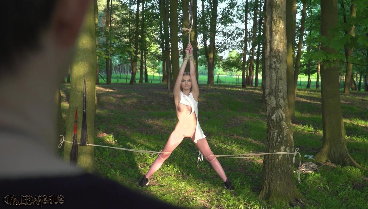 20P A pequena adolescente Lolly Small é espancada e brincada enquanto é amarrada por uma corda na floresta