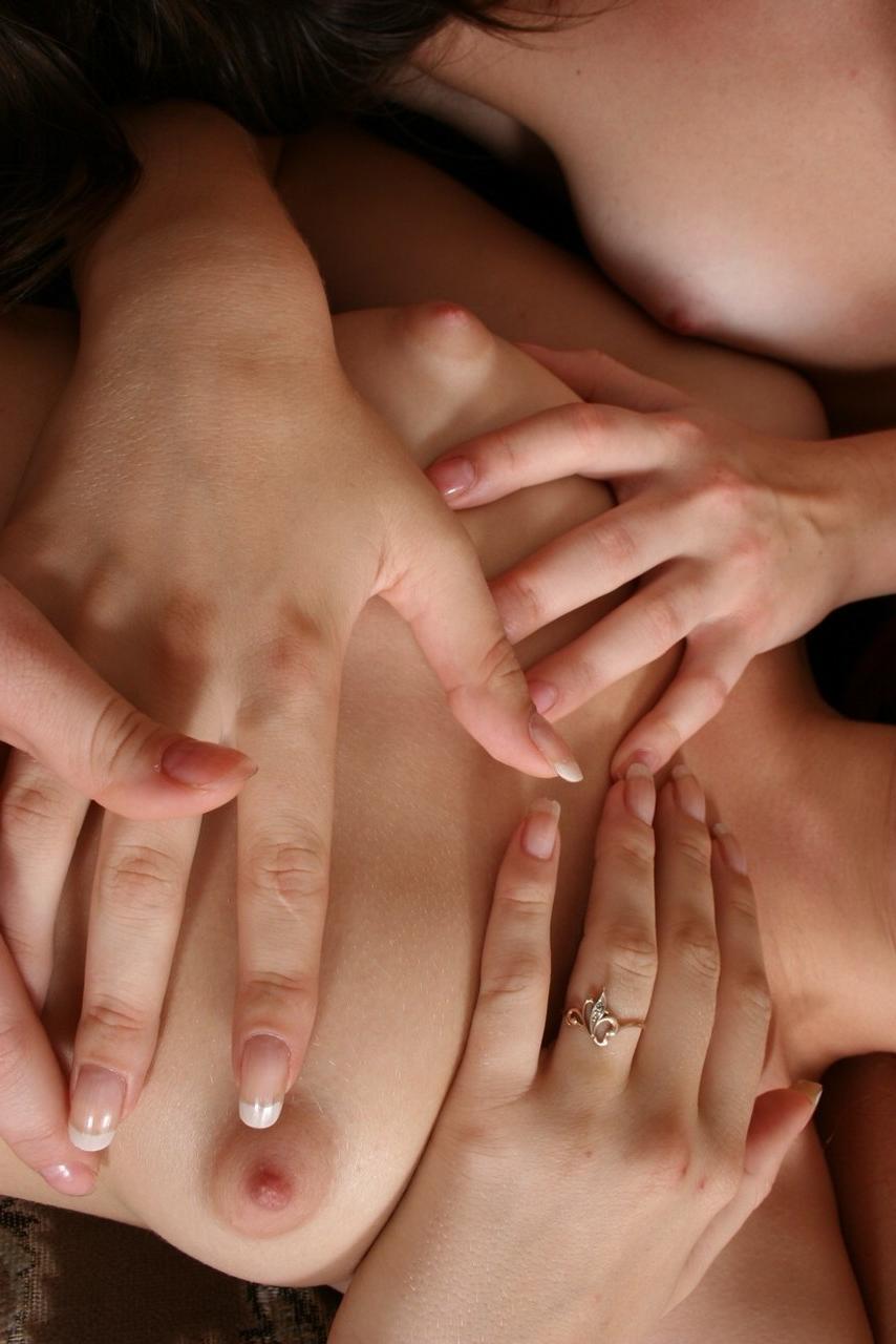 15P As meninas se despem antes de ter relações lésbicas em um Chesterfield