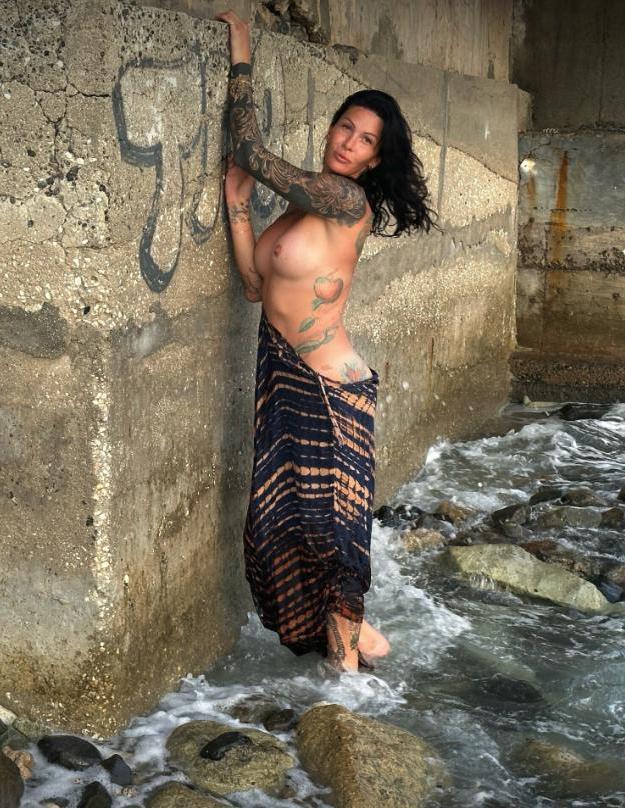 13P Travesti madura Morgan Bailey mostra suas tatuagens completamente nua