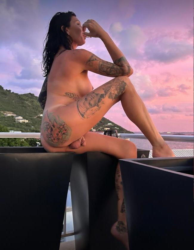 13P Travesti madura Morgan Bailey mostra suas tatuagens completamente nua