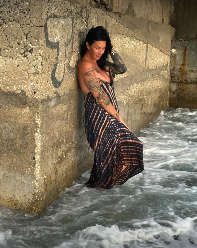 13P Travesti madura Morgan Bailey mostra suas tatuagens completamente nua