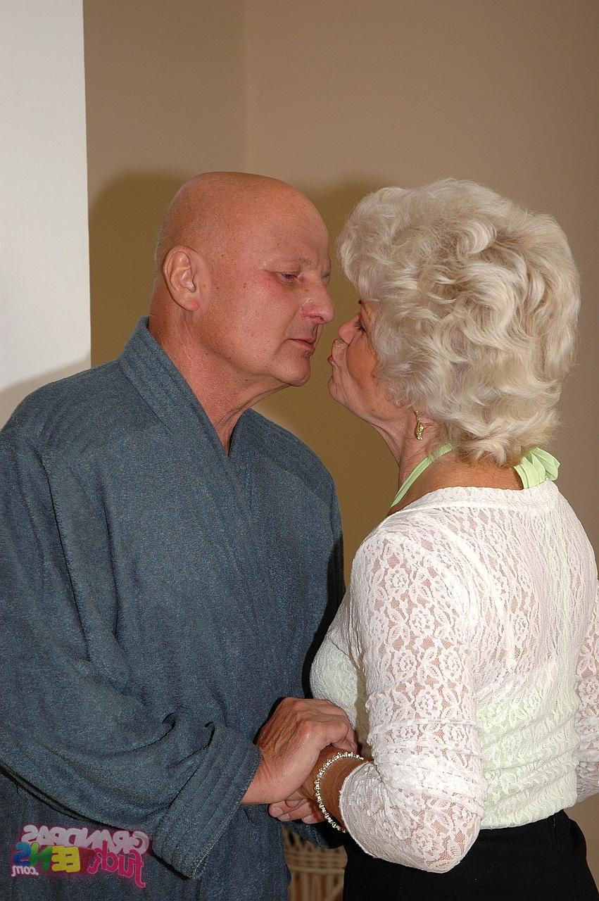 17P La flaca amateur Rita da placer a su abuelo en esta acción sexual uno a uno