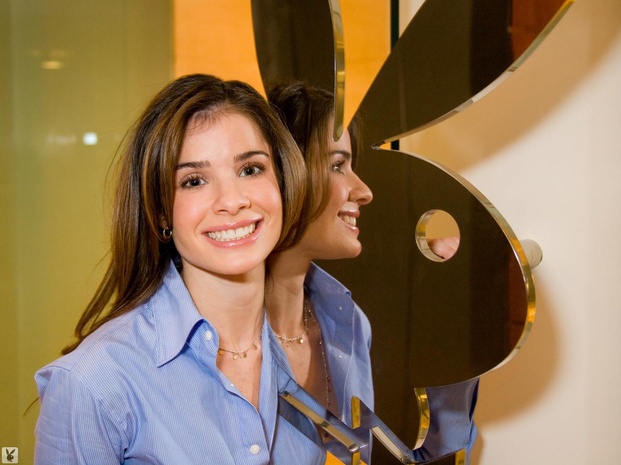 12P La dulce morena de tetas naturales Marisa Jacobson revela su cuerpo delgado