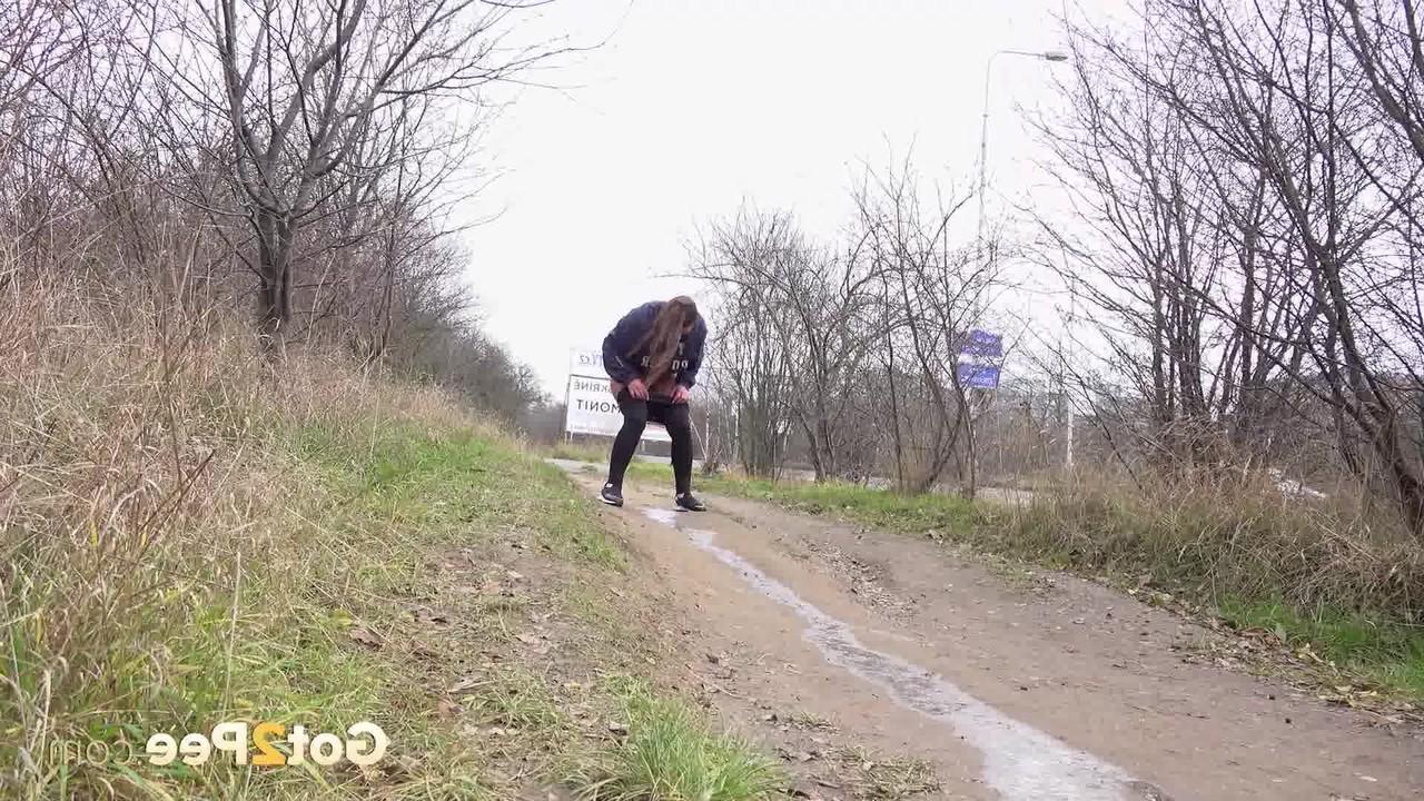 15P A adolescente morena Nicolette Noir mija muito em um caminho de terra