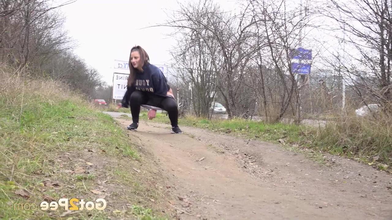 15P A adolescente morena Nicolette Noir mija muito em um caminho de terra