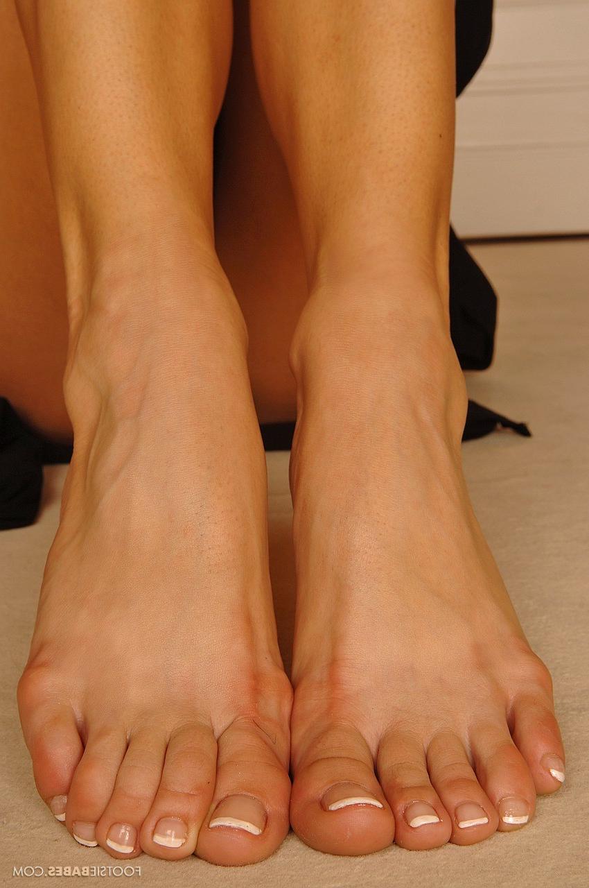 20P L'irrésistible MILF blonde Adriana Malkova vénère ses pieds doux et savoureux.