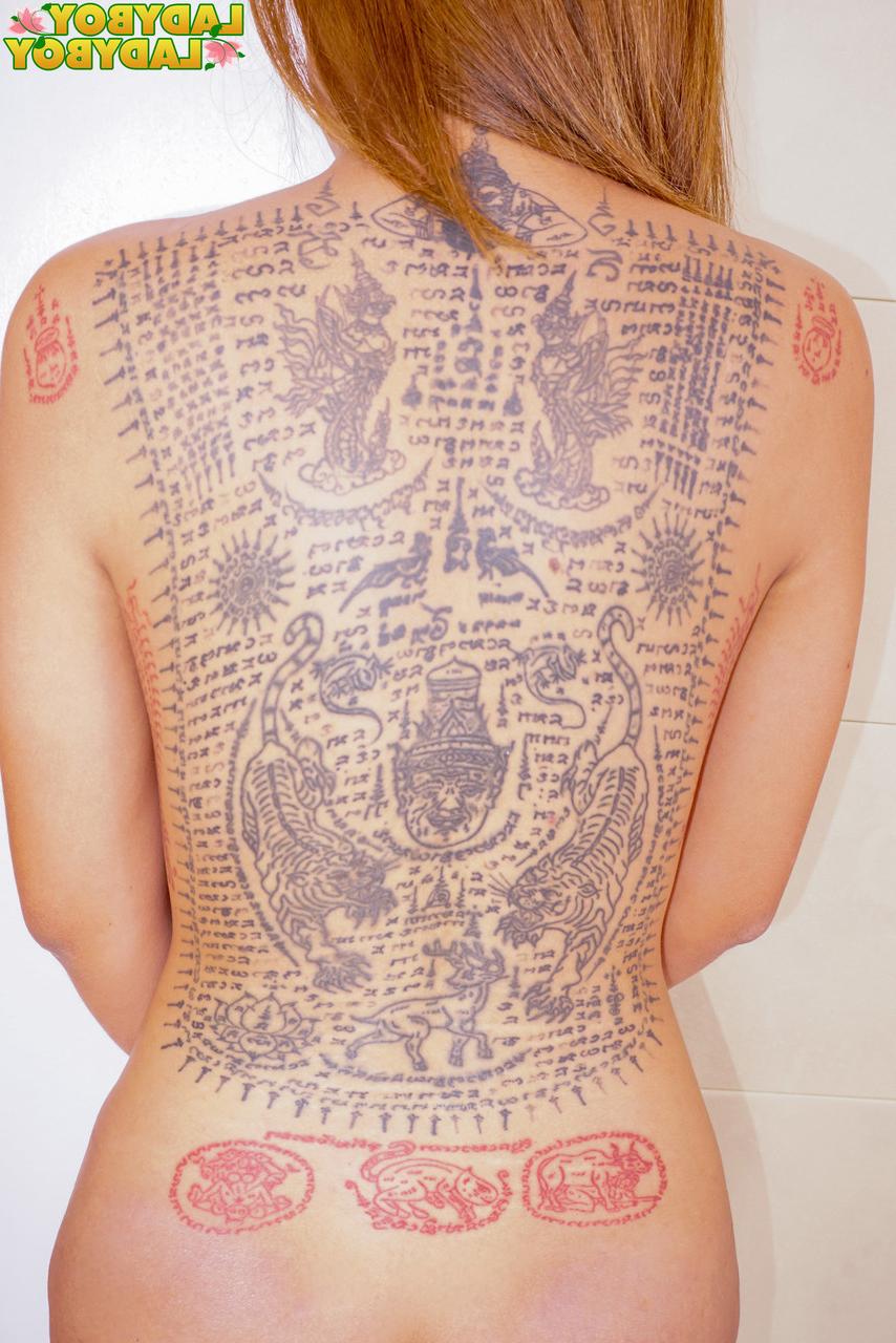 16P A travesti asiática Belle esfrega o pau antes de mostrar as costas tatuadas e a bunda grande