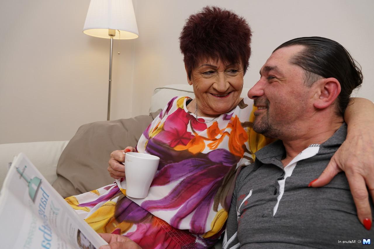 16P Alte Frau küsst ihren Freund beim Vorspiel auf einer Couch