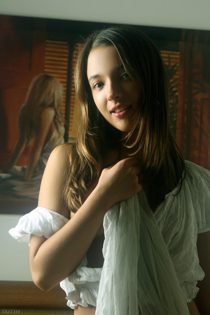 20P A morena maravilhosa Isabella A mostra seus peitos médios e buceta careca