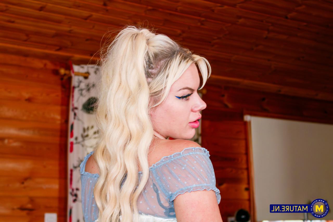 20P La traviesa lesbiana Lana Rose tiene sexo con arnés con su cachonda madrastra