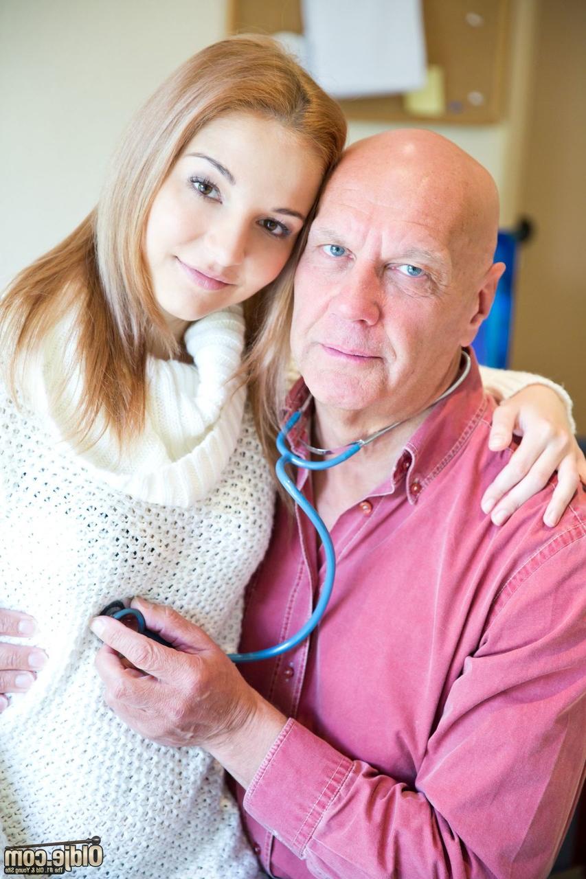 16P La tímida adolescente Emily Ross pierde su virginidad con su viejo médico