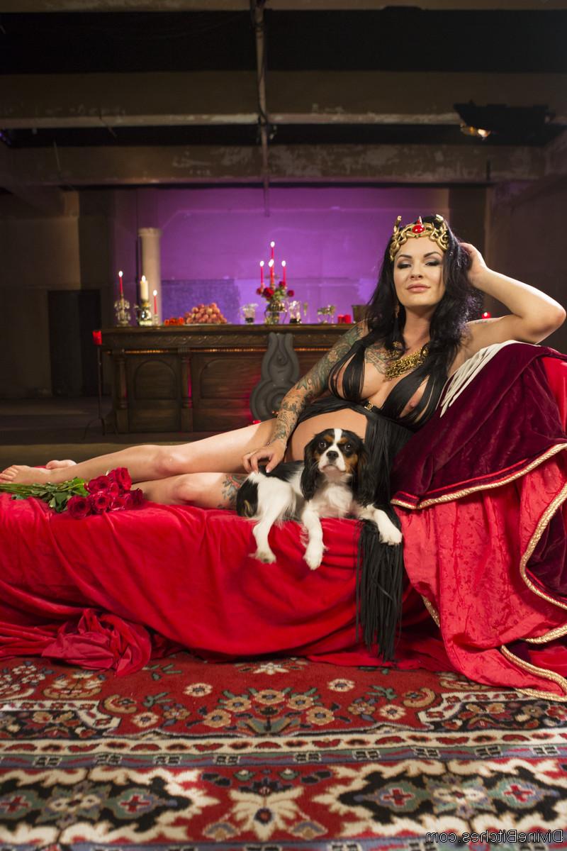 14P La diosa embarazada Lola Luscious provocando a un sumiso masculino en lencería sexy