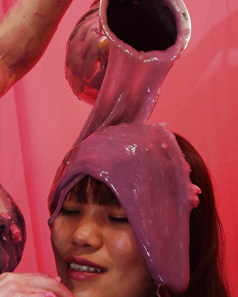 16P Une thaïlandaise s'amuse avec sa petite amie fétichiste.