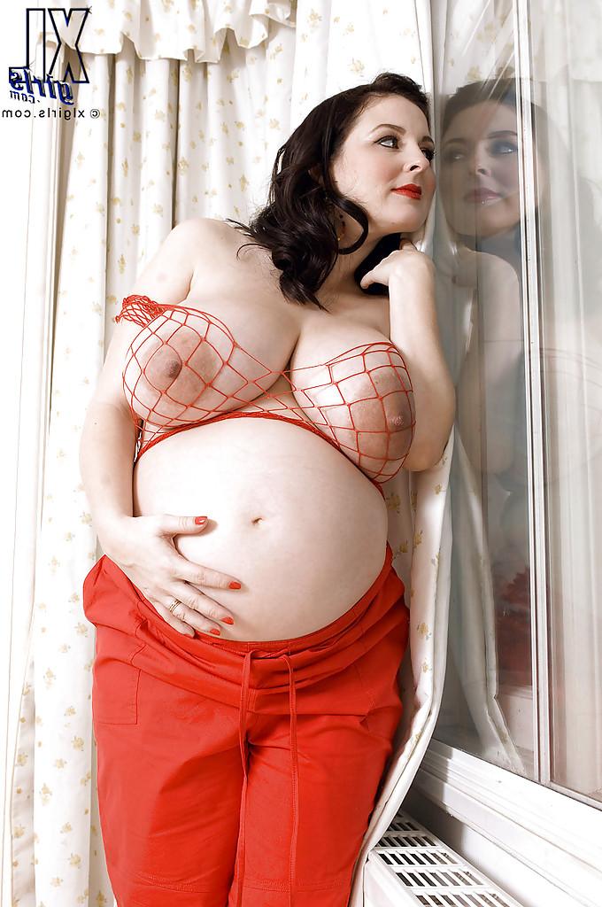 16P Embarazada morena con tetas gordas lorna morgan posando en sujetador de rejilla y bragas negras