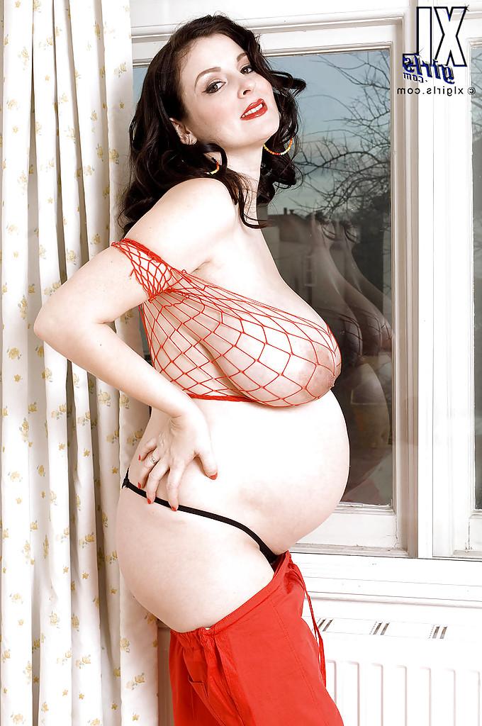 16P Embarazada morena con tetas gordas lorna morgan posando en sujetador de rejilla y bragas negras