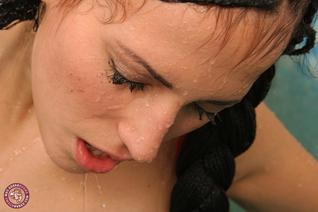 16P La amateur Kristin se da un baño con el pelo oscuro recogido en una cola de caballo trenzada