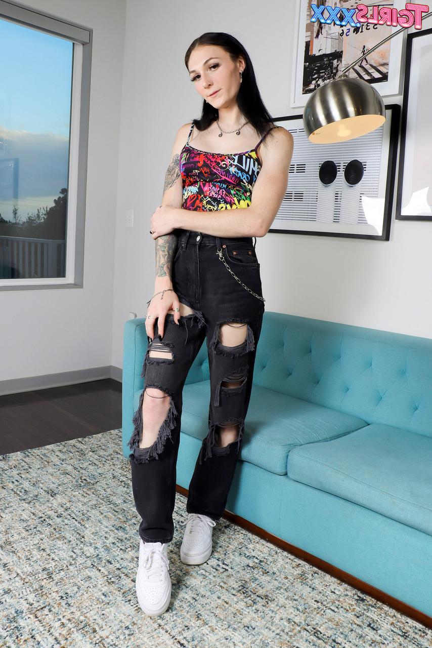 16P La transsexuelle tatouée Nikki North dévoile sa bite, son corps et se joue elle-même.