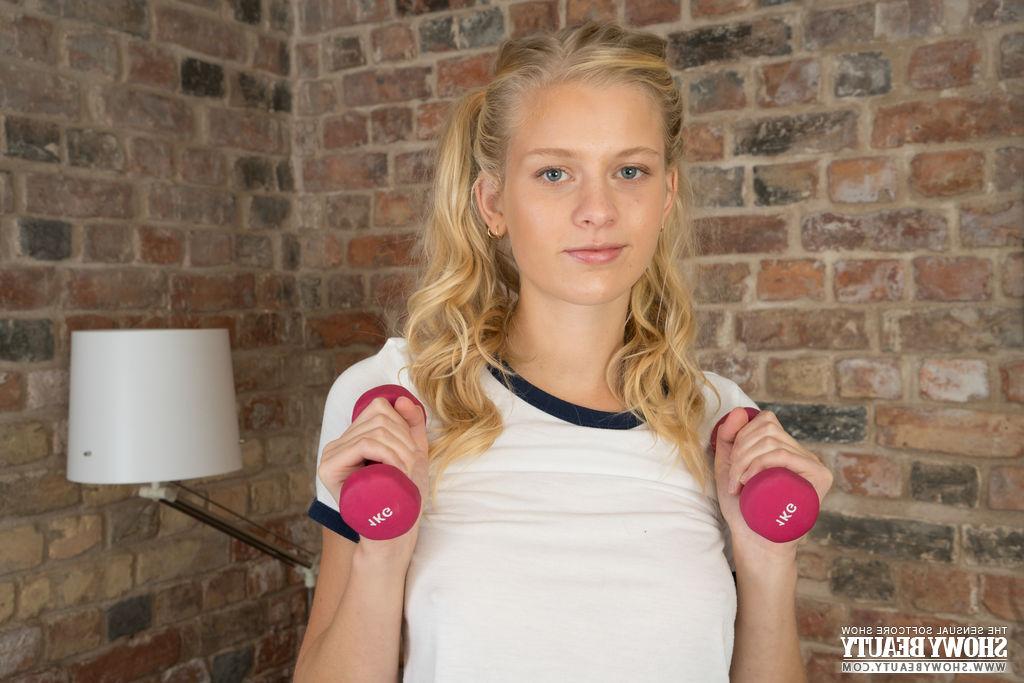 20P La jeune blonde Amy se met totalement nue après avoir fait de l'exercice à la maison.