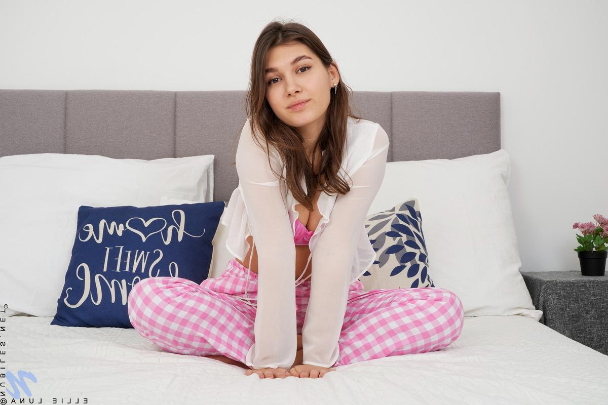 16P A doce adolescente Ellie Luna fica completamente nua em cima da cama