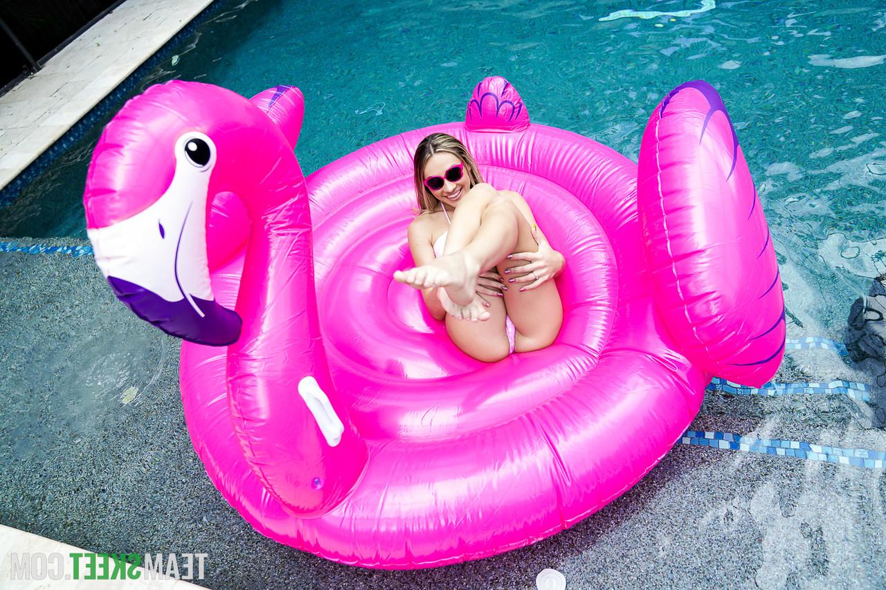 20P Sexy adolescente Mackenzie Mace sendo seduzida e fodida por um garoto da piscina