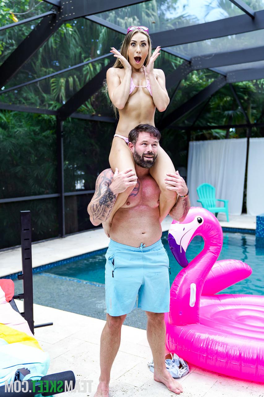20P Sexy adolescente Mackenzie Mace sendo seduzida e fodida por um garoto da piscina
