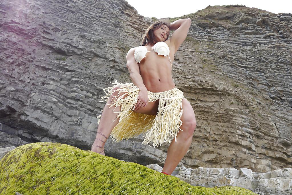 16P La nena de playa Karyn mostrando su coño afeitado y su físico de culturista al aire libre