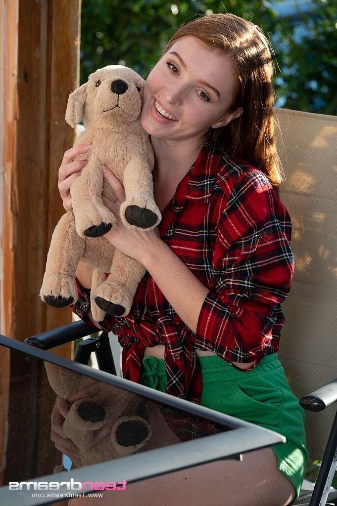 15P La belle jeune aux cheveux roux Mary Fox se met nue sur une terrasse.