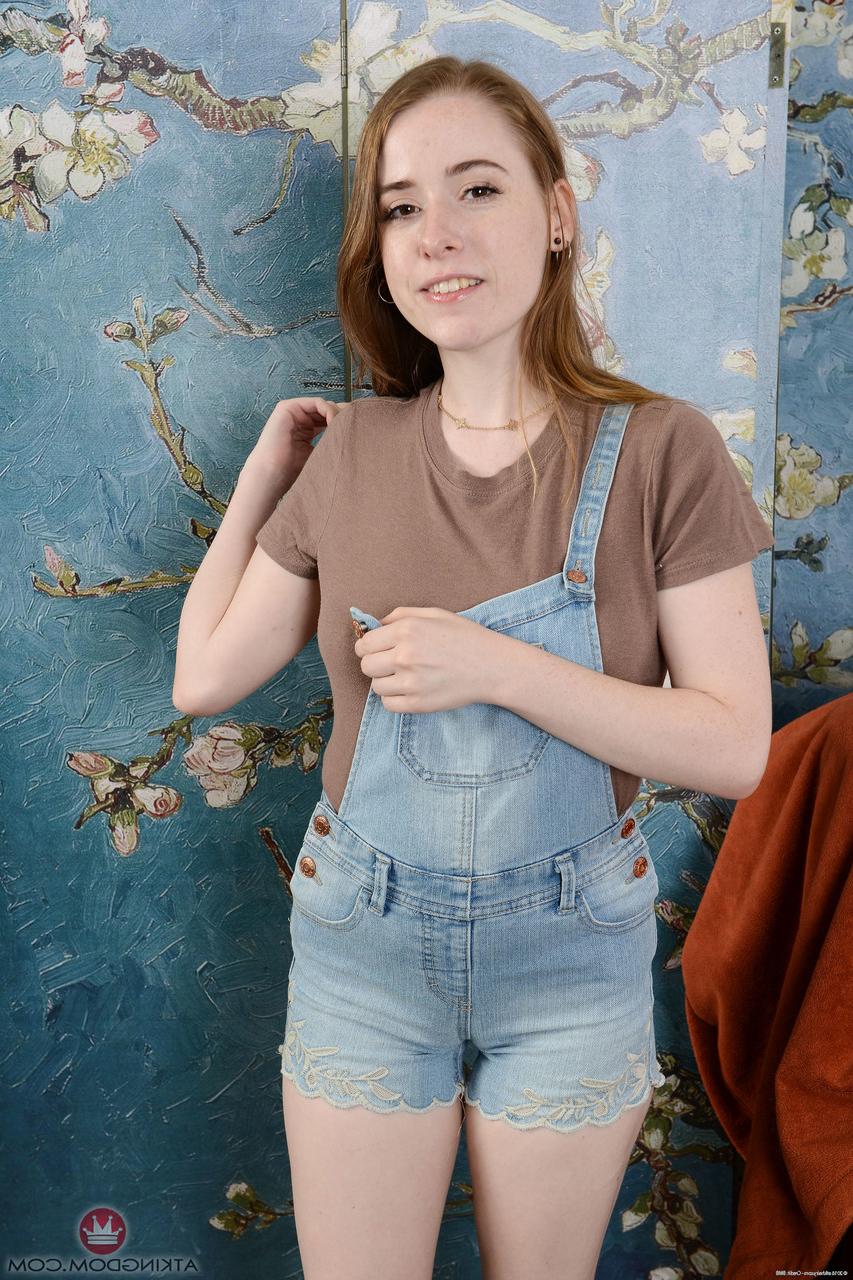 20P Die süße Teenagerin Alice Merchesi enthüllt ihre süßen Titten, ihren schönen Arsch und ihre haarige Möse
