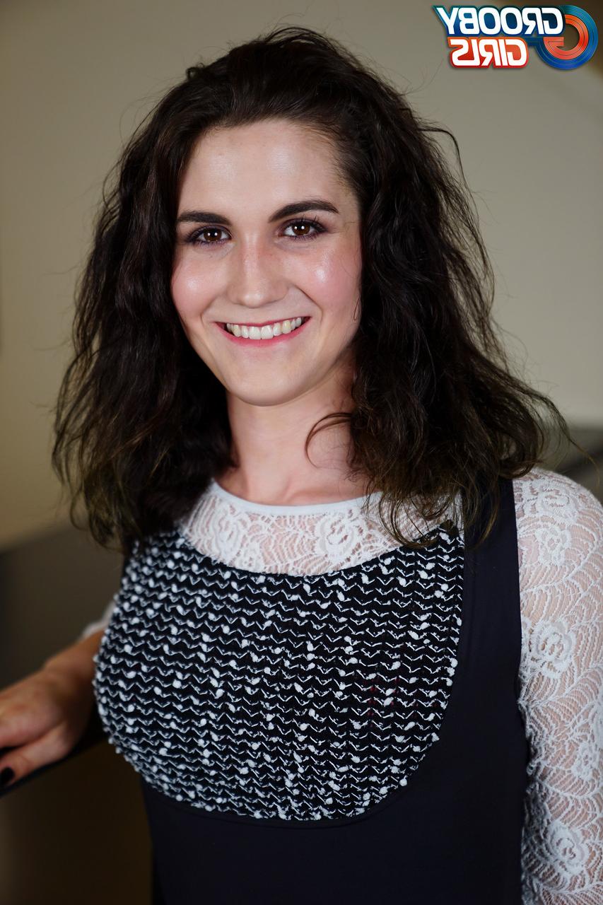 14P La transexuelle brune Kodama Grey enlève sa robe et exhibe son trou et sa bite.