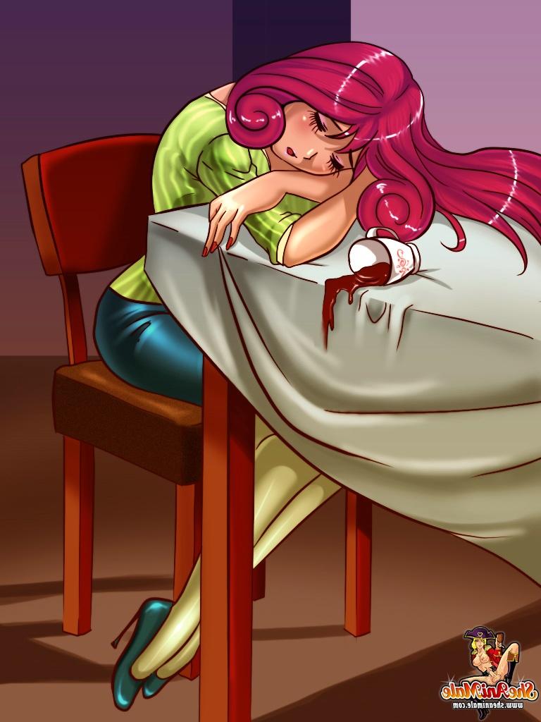 12P Travesti ruiva animada mostra seus enormes juggs e pega três varas duras