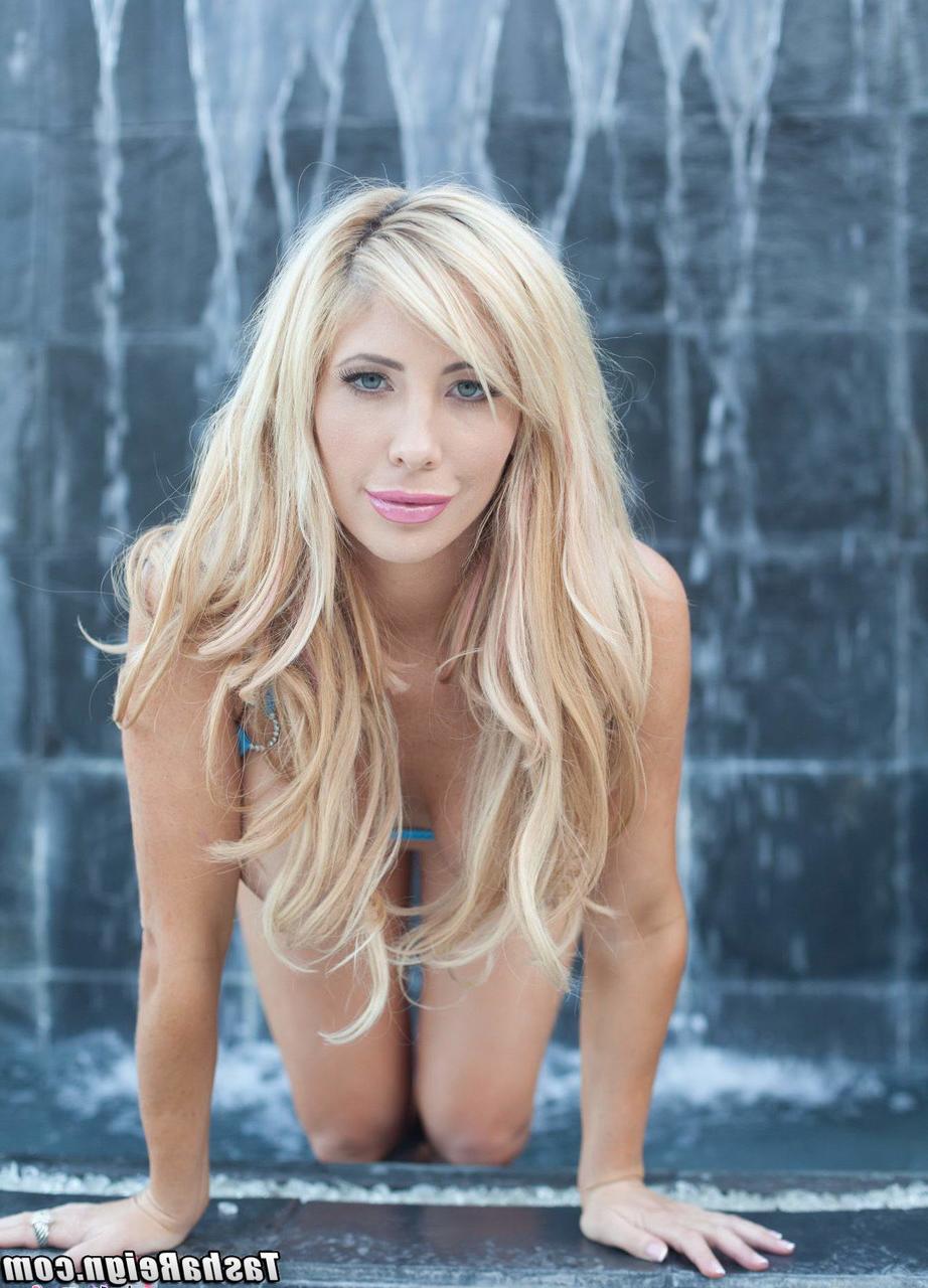 20P A loira gostosa Tasha Reign dedilhando depois de brincar com seus peitos grandes ao ar livre