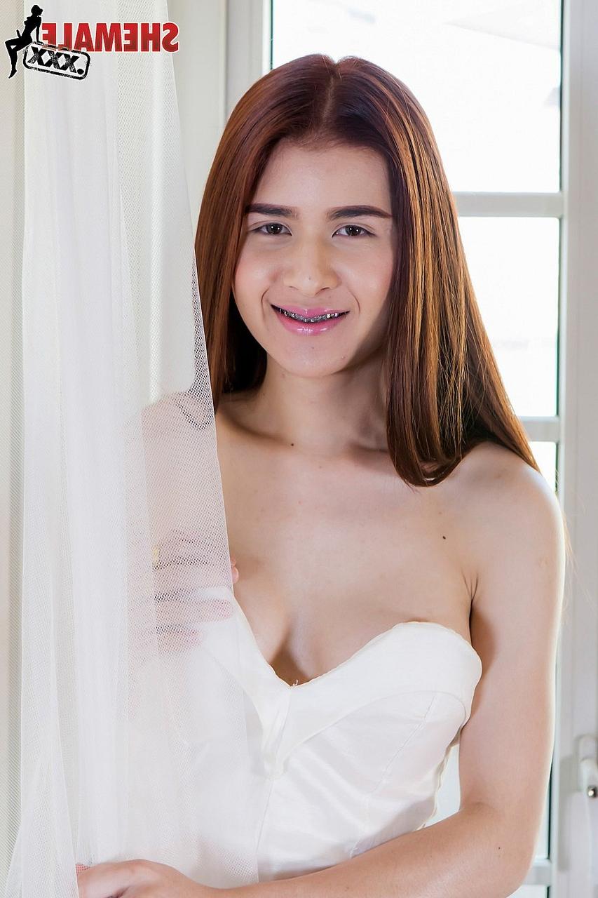 16P La transexuelle sexy Rabbit expose ses seins chauds, sa grosse bite et son trou du cul en solo