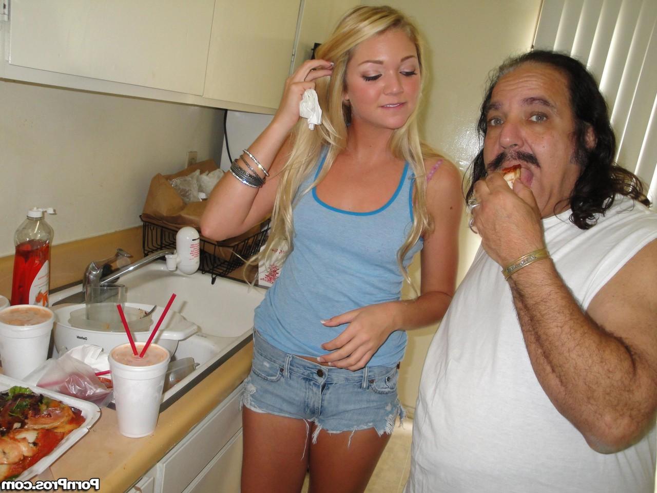 20P A doce e jovem loira Jessie Andrews engolindo e montando o pau de um velho