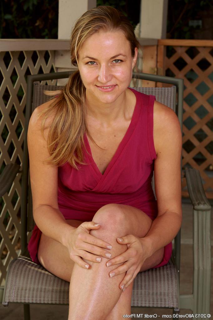 14P 30 plus woman Gloria slides a thong aside to get at her trimmed muff on a deck