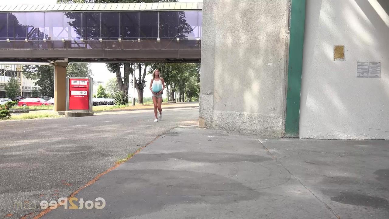 15P La rubia claudia macc se apoya en un poste mientras orina en público
