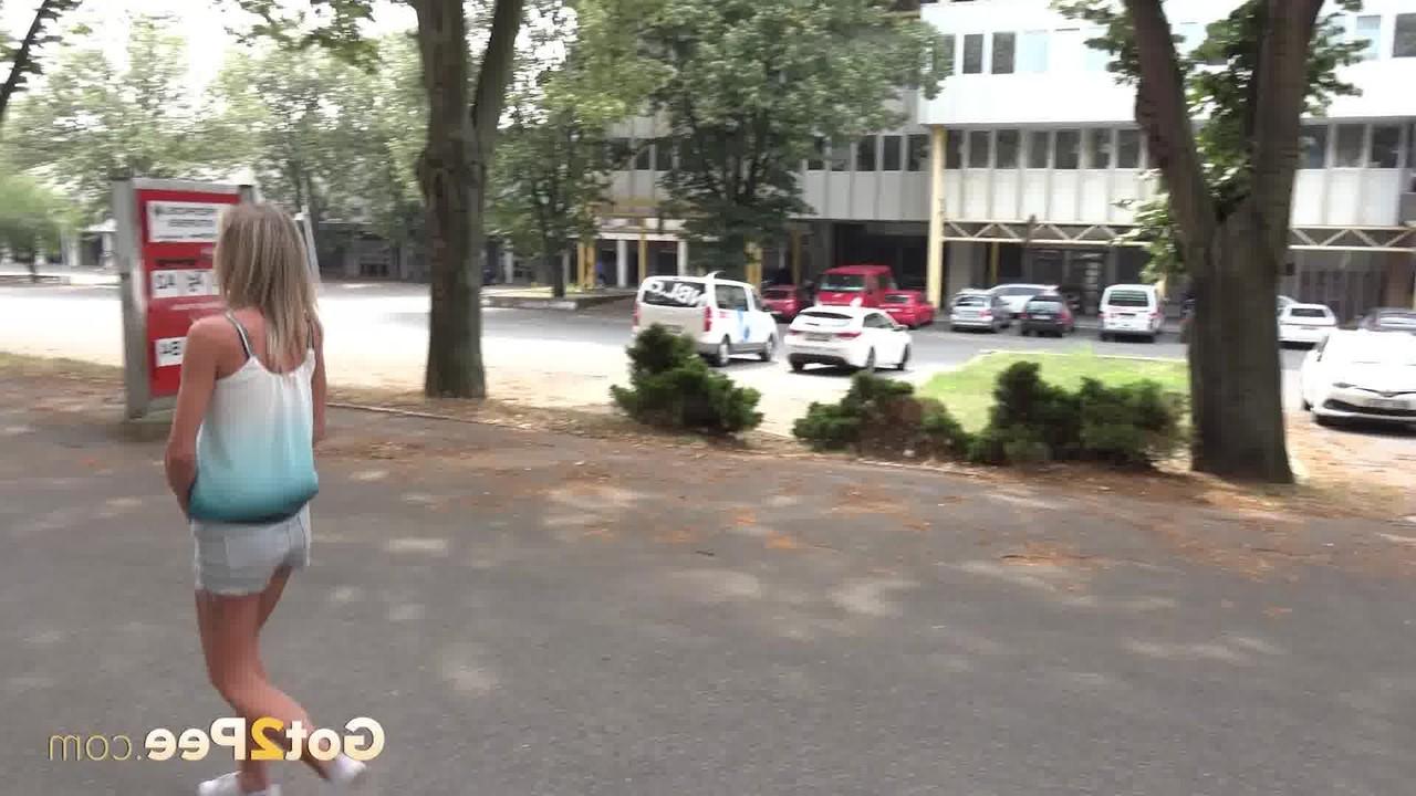 15P La rubia claudia macc se apoya en un poste mientras orina en público