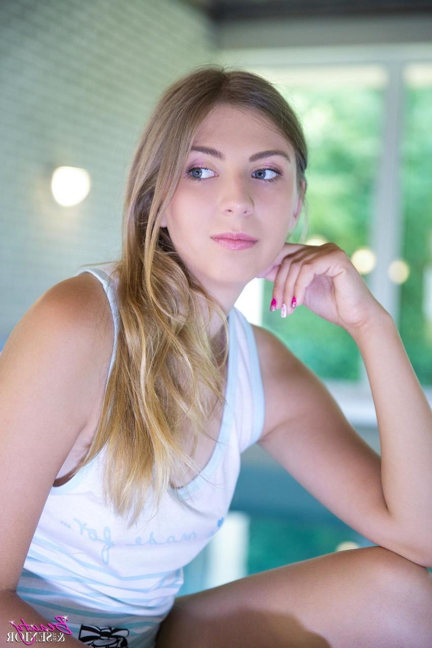 20P La séduisante teen hongroise Daisy Cake baise un vieil homme après un 69