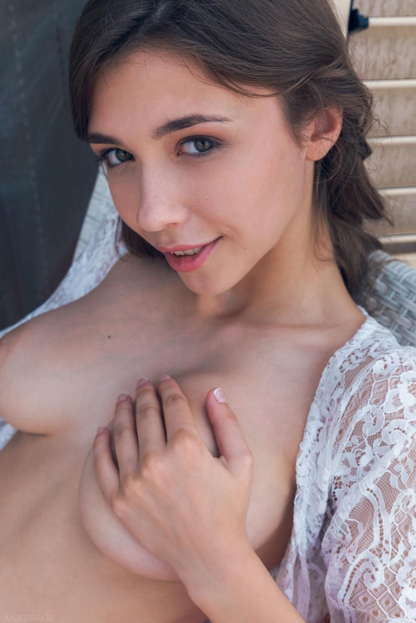 20P La caliente joven ucraniana Mila Azul se desnuda, muestra sus grandes tetas y se toca los dedos