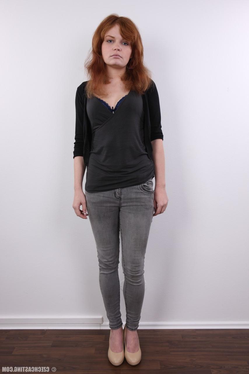 20P Pelirroja arruinada recurre a quitarse la ropa para pagar el alquiler
